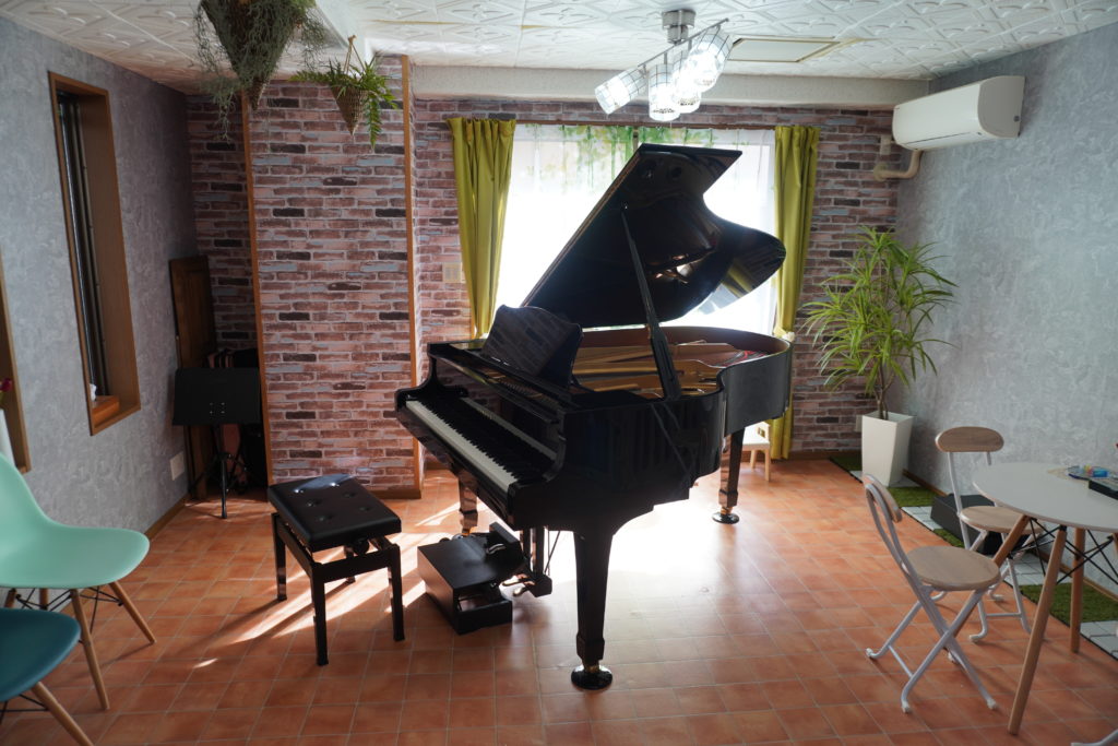 川崎市多摩区登戸のまるも音楽教室で０歳からのグランドピアノ体験。